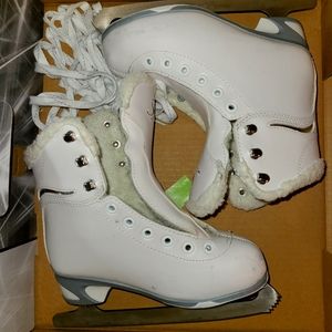 White girls ice skates size 1